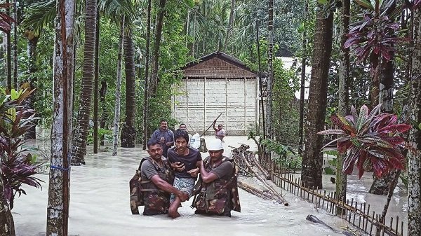 Assam : भारत की बाढ़ ने लाखों घरों और सपनों को तबाह कर दिया