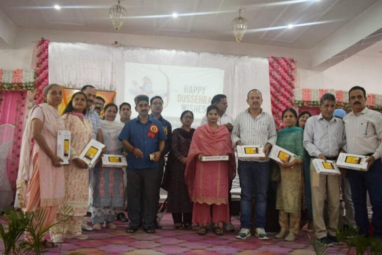 Kewal Pathania distributed tablets to 229 teachers in Shahpur Said… Government is making efforts to promote digitalization in the education sector