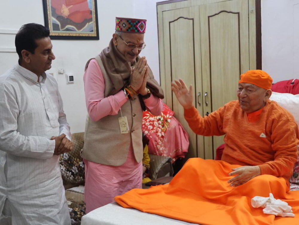 Governor-Meet-Yogacharya-Kangra