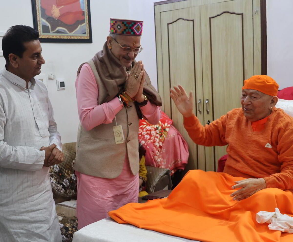 Governor-Meet-Yogacharya-Kangra