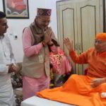 Governor-Meet-Yogacharya-Kangra